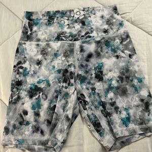 LULULEMON  women Short 6”